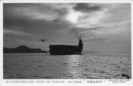 Bateau * Carte Photo * Le BEARN * Avion , Atterrissage Sur Le Porte Avions * Aviation * Militaria Navire De Guerre - Warships