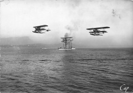 Aviation * Hydravions En Vol Dans La Rade De Toulon * Avion * Bateau De Guerre Militaria - Autres & Non Classés