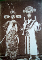 CPA  CHINE .  2 ACTEURS CHINOIS , TROUPE THEATRALE DE CHOLON , Beaux Costumes , 2 CHINESE ACTORS  OLD PC - Asie