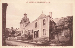 Le Faouët * L'arrivée Du Village Par La Route De Guémené * L'église - Faouët