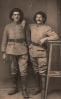 Portrait De Deux Militaires, Chasseurs Alpins à Identifier - Carte Photo écrite Alan Grieu (?) D'Autriche 1915 - Personen