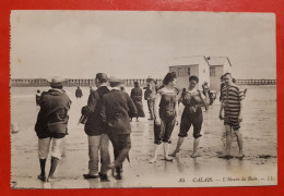 CPA Provenant D'un Carnet  -  Calais - L'Heure Du Bain - Calais