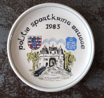 Schotel Politie Sportkring Brugge 1983 Met De Ezelpoort Van Brugge - Eisenarbeiten