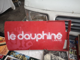 Plaque Peinte En Metal Double Face Le Dauphiné - Journaux & Magazines