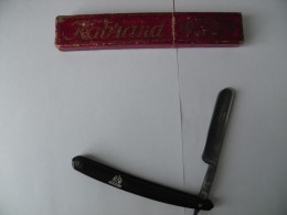 RASOIR-COUPE CHOU- A EFFILER Vers 1950-KABRAND-MIL 1-Chasse Noire-avec ETUI -BE - Materiale Di Profumeria