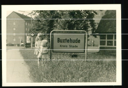 Orig. Foto Um 1950 Zwei Kleine Mädchen Schild Ortseingang Buxtehude, Kreis Stade, Dahinter Neubau, Ortspartie - Buxtehude
