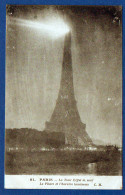 PARIS - LA TOUR EIFFEL LA NUIT - LE PHARE ET L'HORAIRE LUMINEUX  - FRANCE - Tour Eiffel