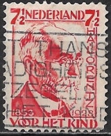 Afwijking Rode Verticale Kras In De Kraag In 1928 Kinderzegel 7½ + 2½ Rood NVPH 222 A - Variedades Y Curiosidades