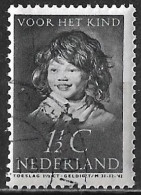 Afwijking Vertikaal Zwart Lijntje Links Van Het Hoofd In 1937 Kinderzegels 1½ + 1½ Cent Grijszwart NVPH 300 - Plaatfouten En Curiosa