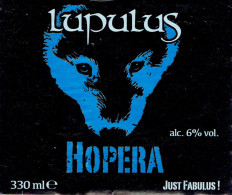 Cyclisme 2 étiquettes De La Bière LUPULUS HOPERA, 330 Ml, Alc. 6% Vol., Courtil, (Bière Du Coffret "La Course") - Bière