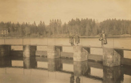 Les Settons * 1927 * Le Barrage Du Lac * Villageois * Photo Ancienne 10.4x6.8cm - Autres & Non Classés