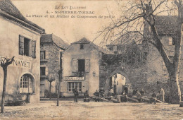 CPA 46 SAINT PIERRE TOIRAC LA PLACE ET UN ATELIER DE COUPEUSES DE PAILLE / CPA RARE - Other & Unclassified