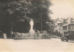 St Béat * 1927 * Place Et Monument Du Village * Automobile Ancienne * Villageois * Photo Ancienne 10x7.2cm - Autres & Non Classés