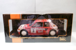 Ixo - PEUGEOT 205 T16 #3 Rally Ypres 1985 B. Darniche - A. Mahe Réf. 18RMC135.22 NBO Neuf 1/18 - Ixo