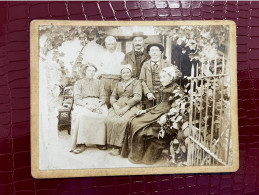 Coiffes & Costumes * Photo Ancienne Circa 1900 * Famille Région ? Femmes Coiffe & Costume * Hommes * 12x9cm - Europe