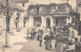 CPA 46 SOUILLAC LA PLACE DE LA HALLE ET LE MARCHE - Souillac