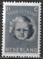 Afwijking 2 Grijze Lijnen Door Het Gezicht In 1945 Kinderzegels 1½ + 2½ Ct Grijs NVPH 444 Postfris - Variétés Et Curiosités