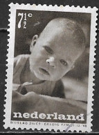 Afwijking Horizontale Bruine Lijn Door Het Gezicht In 1947 Kinderzegels 7½ + 2½ Ct Bruin NVPH 497 - Varietà & Curiosità