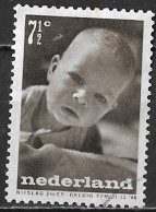 Afwijking Horizontale Bruine Lijn Door Het Gezicht In 1947 Kinderzegels 7½ + 2½ Ct Bruin NVPH 497 - Plaatfouten En Curiosa