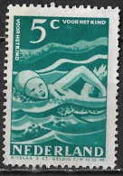 Afwijking Licht Groene Vlek Onder VOOR  In 1948 Kinderzegels 5 + 3 Ct Blauwgroen NVPH 509 - Errors & Oddities