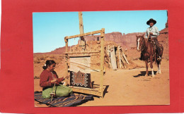 ARIZONA---Rug Weaving Time At The Family Hogan On The NAVAJO Résèrvation In Monument Valley--voir 2 Scans - Autres & Non Classés