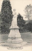 Vitré * Statue De Marie RABUTIN CHANTAL , Marquise De Sévigné , Inaugurée Le 8 Octobre 1911 - Vitre