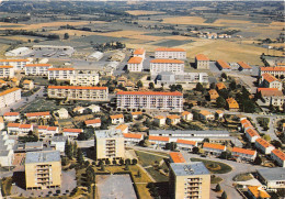 79-SAINT-MAIXENT-L'ECOLE- VUE GENERALE AERIENNE " LA CITE DU PANIER FLEURI " A L'ARRIERE PLAN , L'ECOLE MILITIARE - Saint Maixent L'Ecole