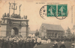 Pleyben * Jour De Procession Dans La Ville * Fête Religieuse Défilé - Pleyben