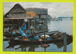 BENIN N°8776 Village Lacustre De GANVIE En 1989 Femmes Sur Barque VOIR DOS - Benin