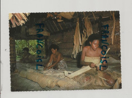 Fidji. Cultural Centre And Market Place Of Fidji, Pacific Harbour. Artisanat. Cannage. Tissage D'écorces - Fidji