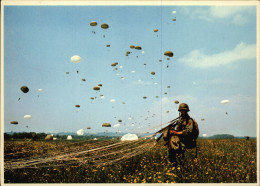 PARACHUTISME - Parachutiste - Grande Carte - Avion TRANSALL C 160, Largage Au Crépuscule - Militaria, Armée De L'air - Parachutting