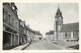 - Dpts Div-ref-BJ633- Sarthe - Marolles Les Braults - Place De L Eglise Et Le Monument - Ameublement - Hôtel - - Marolles-les-Braults