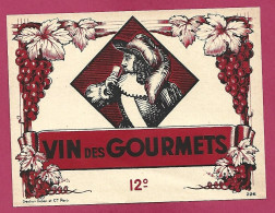 étiquette Vin Des Gourmets 12° Mousquetaire Du Roi Verre Chapeau Panache Costume D'antan - De Goede Oude Tijd