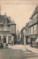 Paimpol * La Place Du Martray Et Les Vieilles Maisons * Faïence Bretonne * Commerces Magasins AU BON MARCHE - Paimpol