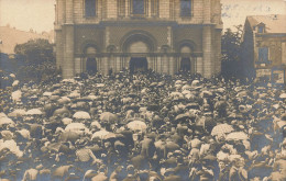 Angers * Carte Photo * Foule Sur Le Parvis De L'église * Fête Religieuse * Photographe RIVIERE - Angers