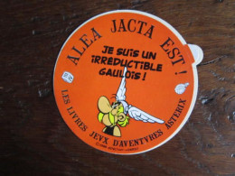 ASTERIX  AUTOCOLLANT ALEA JACTA EST ! JESUIS UN IRREDUCTIBLE GAULOIS ! - Astérix