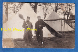 CPA Photo - Camp à Situer - Portrait De Soldat Du 130e Ou 150e Régiment ( Voir Zoom ) Balai / Vache à Eau Képi Uniforme - Uniformes