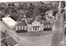 37. CLERE LES PINS . CPA.  VUE AERIENNE. LA MAIRIE . ANNEES 50 - Cléré-les-Pins