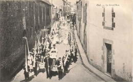 étel * La Grand Rue Du Village * Procession Défilé Fête Religieuse - Etel