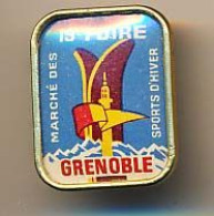 Broche Métallique 20 X 27mm "19° Foire Des Sports D'Hiver Grenoble" Isère 1966 - Brooches