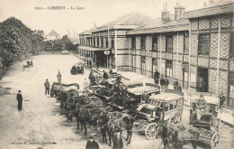 Lorient * Le Parvis De La Gare * Ligne Chemin De Fer * Attelage Diligence - Lorient