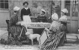 Normandie * Femme En Costume Et Coiffe * Bonne Apportant Une Commande De Dentelles * Dentellières - Autres & Non Classés