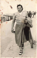 PHOTOGRAPHIE - Carte Photo D'une Femme Souriante Allant Travailler - Parapluie - Jupe - Animé - Carte Postale Ancienne - Vrouwen