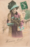 CPA - Heureux Noël - Femme Portant Un Chapeau Avec Des Cadeaux - Fleurs Bleues - Carte Postale Ancienne - Other & Unclassified