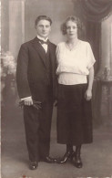 PHOTOGRAPHIE - Jeune Couple Marié, Dans Une Salle De Bal - Gants - Soirée - Carte Postale Ancienne - Koppels