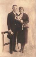 PHOTOGRAPHIE - Carte Photo D'un Couple - Bouquet De Fleurs - Gants - Chapeau - Carte Postale Ancienne - Paare