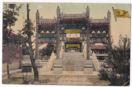 CPA Chine 1910. PEKING - Terrasse Mit Ehrenbogen - Archways With Terrace – PEKIN, - Chine