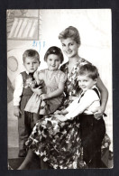 Généalogie - Photo D'une Jolie Femme Et Ses 3 Enfants - Genealogia