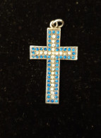 Autres Collections - Bijoux -  Croix En Métal Avec Des Strass Bleu Et Blanc - Autres & Non Classés