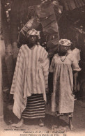 Ethnologie Afrique, Guinée Conakry, Jeunes Femmes En Habits De Fête - Edition Bloc Frères, Carte BR N° 13 Non Circulée - África